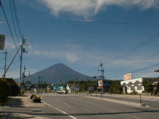 道の向こうに富士山
