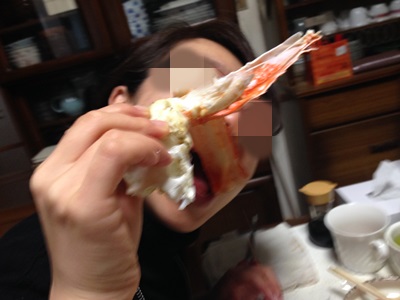 タラバガニを食おうとする女